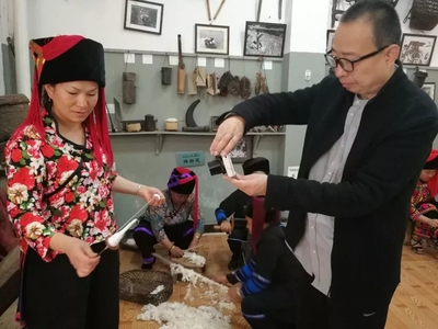 兩會(huì)聚焦 民族地區(qū)傳統(tǒng)工藝扶貧新路徑——互聯(lián)網(wǎng)賦能民族手工藝品銷售