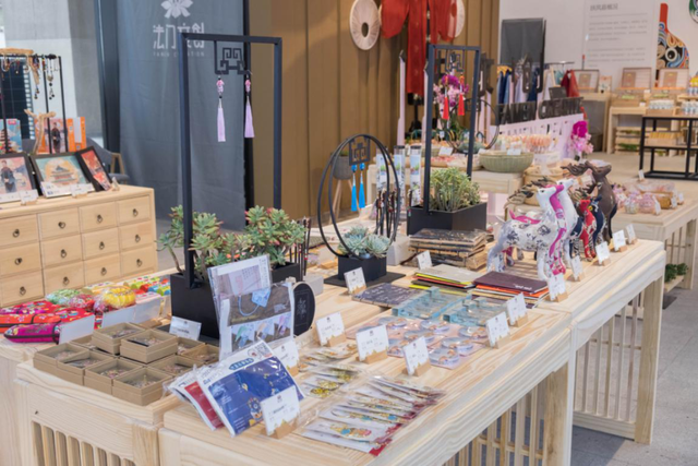 法門(mén)文創(chuàng)中心開(kāi)啟藝術(shù)新篇章，千余款文創(chuàng)產(chǎn)品引領(lǐng)工藝新風(fēng)尚